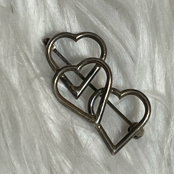 AM GOLD Jewelry - Vintage AM 925 Heart Brooch